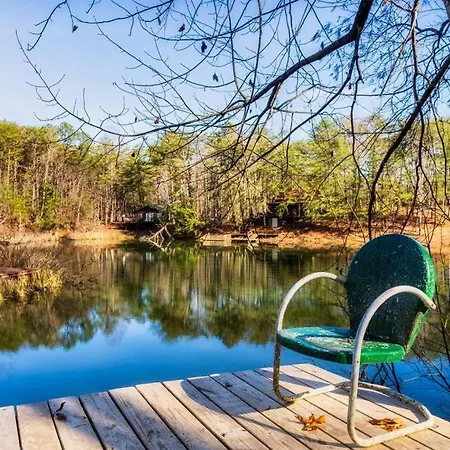 Waterfront Honeymoon Cabin~Fishing~Hot Tub~Games